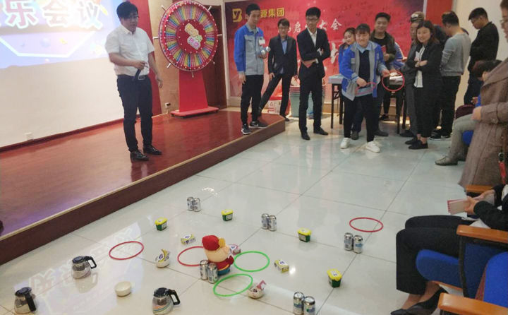 多么開心的快樂會議員工們的套圈領獎品
