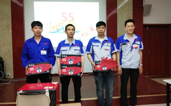 觀眾積極參與領(lǐng)獎(jiǎng)合影 觀眾積極參與領(lǐng)獎(jiǎng)合影