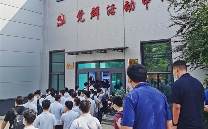 景書(shū)記首先帶領(lǐng)同學(xué)們走進(jìn)金格瑞公司黨群活動(dòng)中心