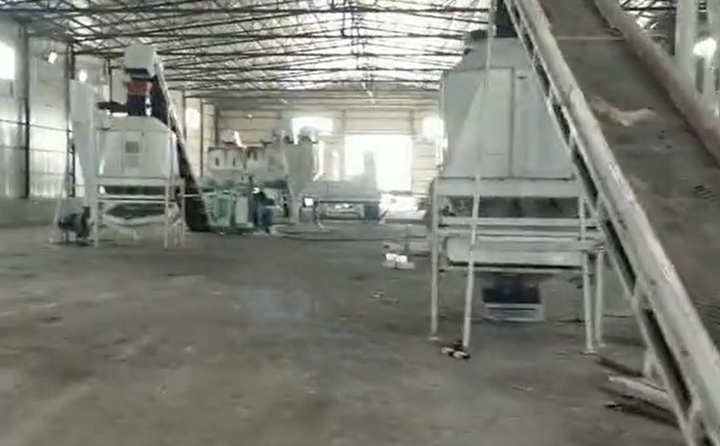 黑河秸稈顆粒機(jī)生產(chǎn)線調(diào)試現(xiàn)場