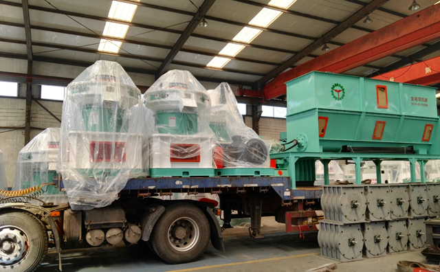 哈爾濱秸稈顆粒機正在裝車