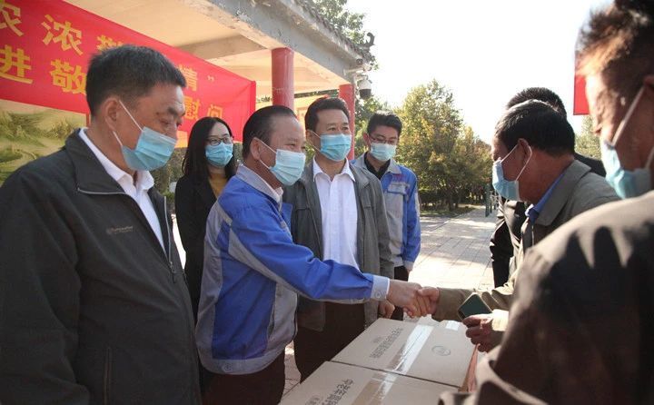 董事長景奉國與敬老院負(fù)責(zé)人握手介紹