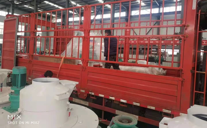 濟(jì)南秸稈顆粒機(jī)正在裝車