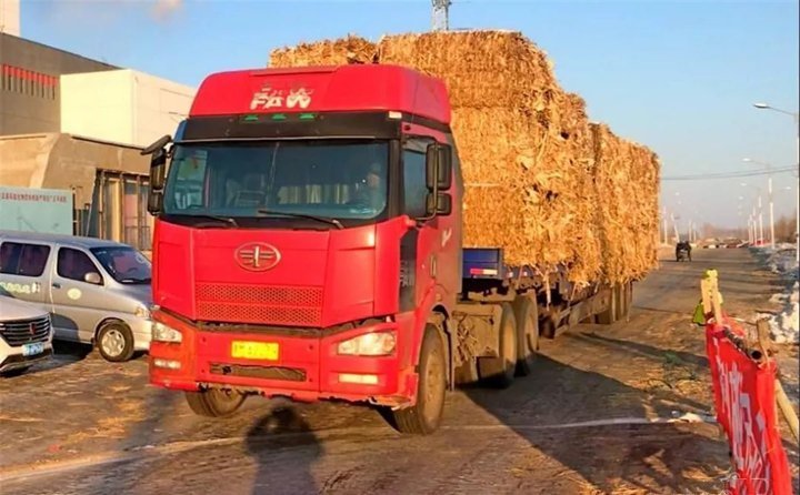 哈爾濱方正縣一家生物質(zhì)發(fā)電公司門前，運送秸稈進廠的車輛排成了隊