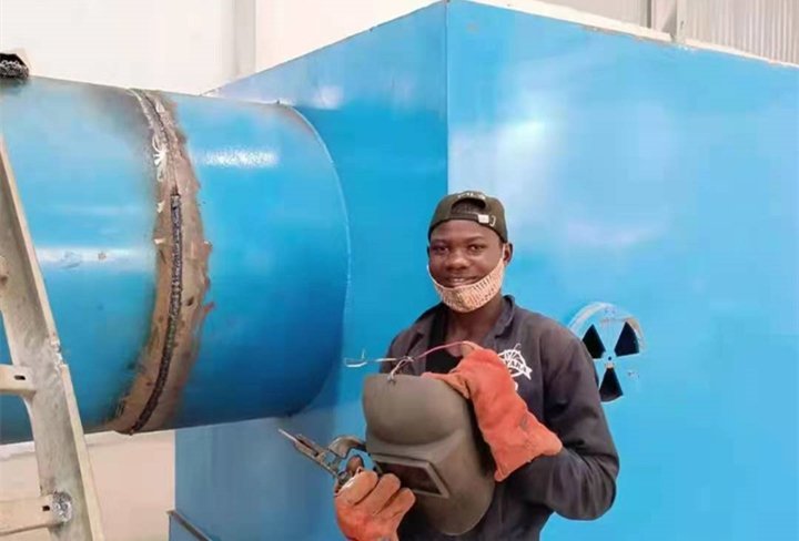 烏干達(dá)工人正在焊接農(nóng)作物秸稈顆粒機(jī)生產(chǎn)線設(shè)備 烏干達(dá)工人正在焊接農(nóng)作物秸稈顆粒機(jī)生產(chǎn)線設(shè)備