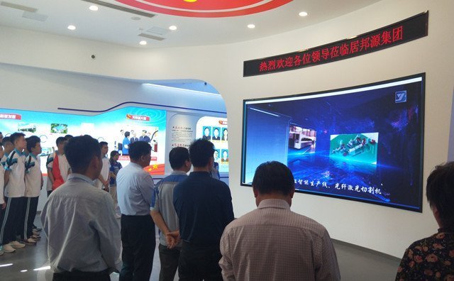 董事長(zhǎng)景奉國(guó)先生引領(lǐng)老師和同學(xué)們參觀了黨群服務(wù)中心 董事長(zhǎng)景奉國(guó)先生引領(lǐng)老師和同學(xué)們參觀了黨群服務(wù)中心