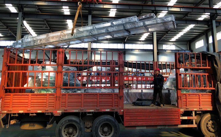 2臺660型號玉米秸稈顆粒機+生物質(zhì)取暖爐發(fā)往河南