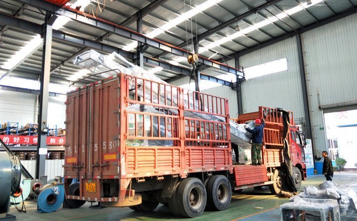 2臺660型號玉米秸稈顆粒機+生物質(zhì)取暖爐發(fā)往河南