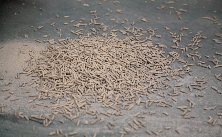 秸稈顆粒機(jī)械設(shè)備加工的秸稈顆粒