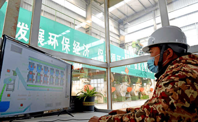 淮南市壽縣一家顆粒廠工人正在操控秸稈顆粒機械設(shè)備加工秸稈，生產(chǎn)生物燃料