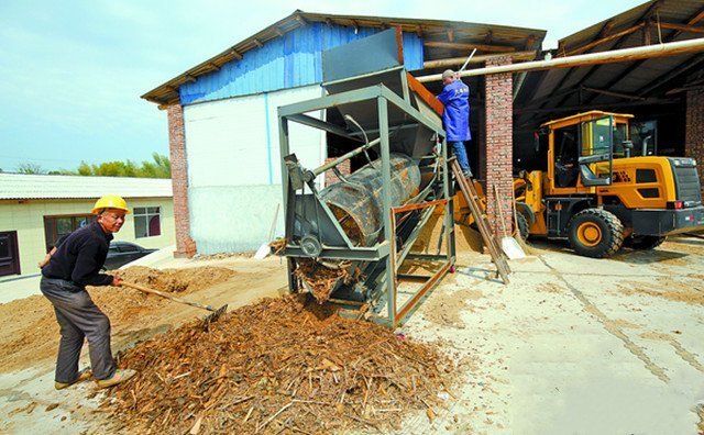 4月2日，湖南雨湖區(qū)鶴嶺鎮(zhèn)向陽村村民在家門口新建的秸稈顆粒機械設(shè)備生產(chǎn)線處理秸稈作業(yè)。這一項目既解決了秸稈處理難題，還為村集體和村民帶來不菲的經(jīng)濟效益。